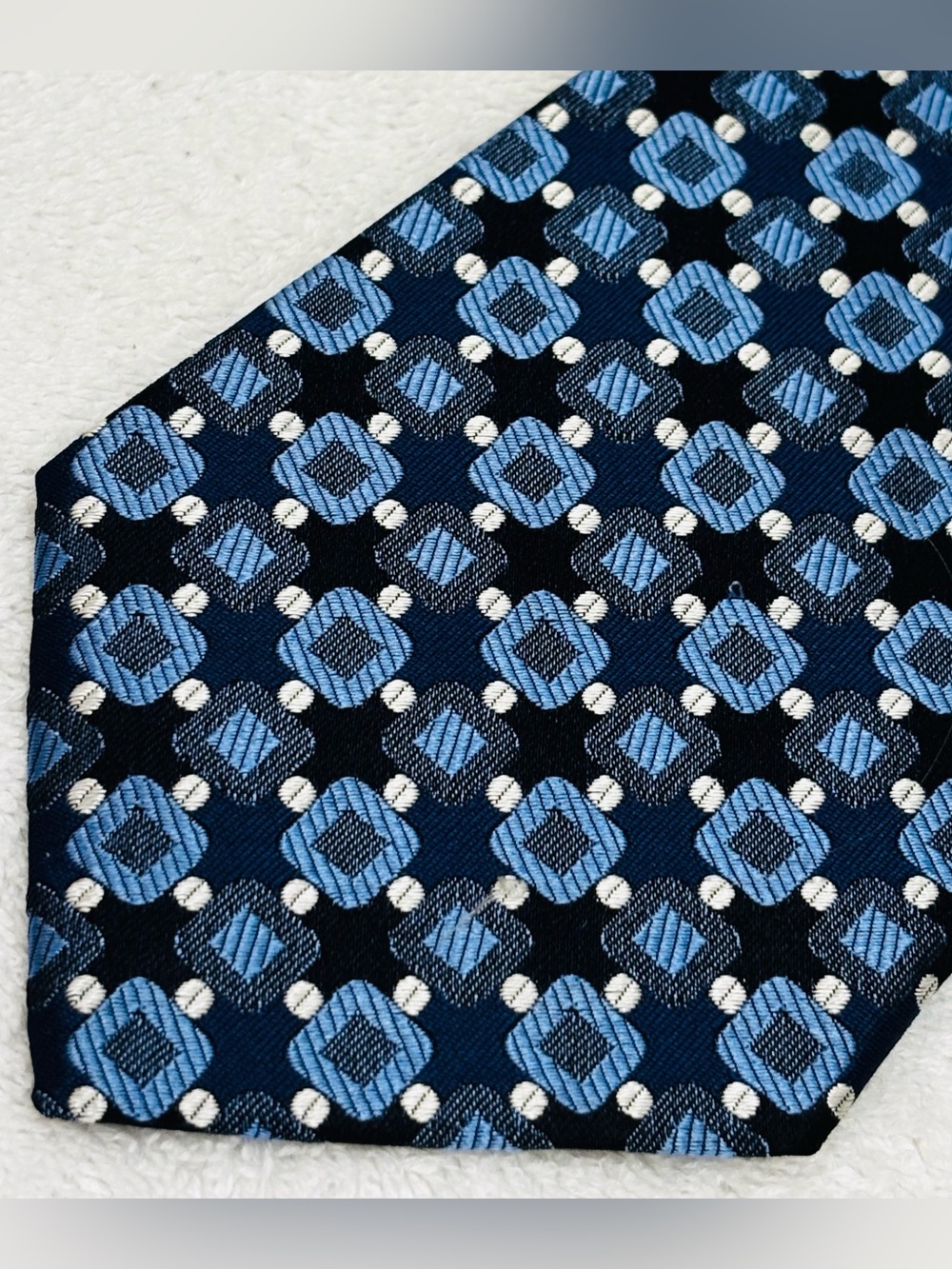Brand New Stylish Tie By Saint Honore